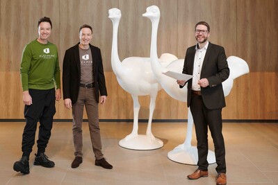 Henning und Steffen Strauss (von links) zusammen mit Landrat Thorsten Stolz, der den beiden Unternehmern die Baugenehmigung für das neue Projekt Alea Park in Bad Orb überbrachte.