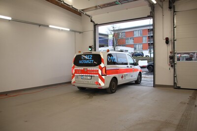 Ein Notarzteinsatzfahrzeug startet von der neuen Wache aus.
