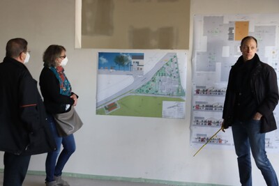 Anhand der Baupläne stellt Architekt Gösta Weber die Einrichtung vor. - <i>Foto: Petra Behr</i>