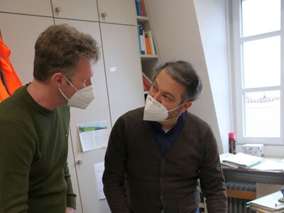 Mario Günther, Fachbereichsleiter Hoch-/Tiefbau im Bauamt der Stadt Gelnhausen (links), und Bürgermeister Daniel Chr. Glöckner - <i>Foto: Stadt Gelnhausen</i>