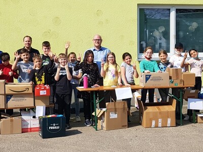 Die Schulkinder freuten sich über zahlreiche Sachspenden. - <i>Foto: Privat</i>
