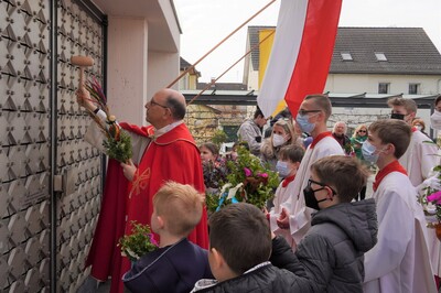  Ein bewegender und spannender Moment: Nach dem Hammerschlag öffnen sich die Kirchportale für den Einzug in die Kirche. 