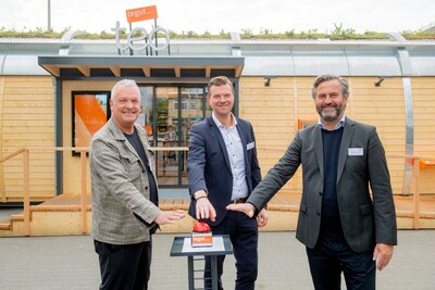 Drückten gemeinsam den symbolischen Buzzer zur offiziellen Eröffnung (von links): Martin Bieberle, Thomas Stäb und Christopher Wohlfarth. - <i>Foto: Tegut/Björn Friedrich</i>