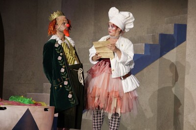 Ein turbulentes Verwirrspiel um Köchin Berta (Anne Hoth) und den falschen Prinz (Pedro Reichert) bietet das Musical „Drosselbart!“.