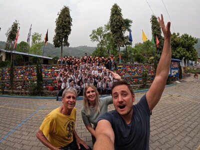 Gute Laune: Im Kinderdorf in Nepal haben Hartmut Darmstadt (links), Martin Weitzel und seine Freundin Madeleine Essen verteilt.