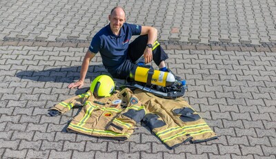 Zusammen mit elf weiteren Feuerwehrleuten wird in kompletter Feuerwehrbekleidung mit Helm und Atemschutzgerät gelaufen.