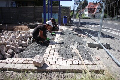Seit wenigen Tagen werden die Wege rund um Schlösschen und Stadthalle mit Friedewalder Quarzsandstein gepflastert.