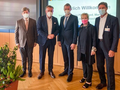 Der emeritierte Chefarzt PD Dr. med. Martin Burk, Hanaus OB & Aufsichtsratsvorsitzender Claus Kaminsky, Dr. med. Sebastian Wagner, Stadtverordnetenvorsteherin und Patientenfürsprecherin Beate Funck und Klinik-Chef Volkmar Bölke. - <i>Foto: Klinikum Hanau</i>
