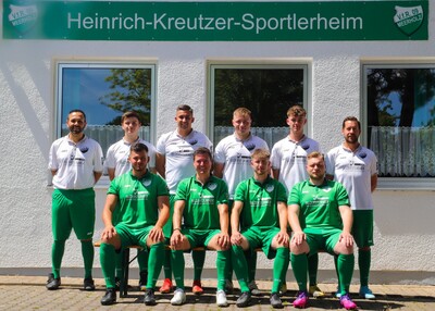 Die beiden Trainer Roberto Manega (ganz rechts) und Iman Uli Naghashian (ganz links) mit den Neuzugängen für die Saison 2022/23. 