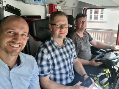 Von links: Bürgermeister Dominik Brasch, Ordnungsamtsleiter Christian Buhl sowie der Bedienstete des städtischen Bauhofes und Drehleitermaschinist Tobias Koch