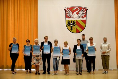 Gemeinsam vorgehen gegen die Verbreitung von multiresistenten Erregern: Vertreterinnen und Vertreter einiger der 14 Einrichtungen, die im Main-Kinzig-Forum ihre Qualitätssiegel vom MRE-Netz Rhein-Main entgegengenommen haben. - <i>Foto: MKK-Pressestelle</i>