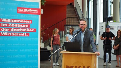 Landrat Thorsten Stolz eröffnete die Ausstellung der Gesellenstücke der Tischler-Innung Gelnhausen-Schlüchtern und der Tischler-Innung Hanau. - <i>Foto: Privat</i>