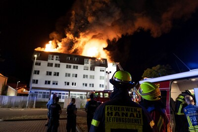 Beim Eintreffen der Rettungskräfte schlugen die Flammen lichterloh aus dem dritten Stock des Hauses.