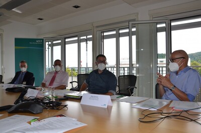 Geschäftsführer Dieter Bartsch erläutert die aktuelle Situation der Main Kinzig Kliniken - (v.l.n.r.) Dr. Matthias Schwab, Dr. Christoph Schreyer, Landrat Thorsten Stolz, Dieter Bartsch