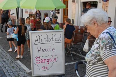 Das Altstadtfest war wieder angesagt und deshalb an vielen Stellen in der Innenstadt auch Musik, Speis und Trank.