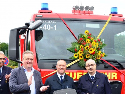 Schlüsselübergabe von Bürgermeister Pfeifer zu Gemeindebrandinspektor Hoffmann und Wehrführer Wedegärtner (Mitte).