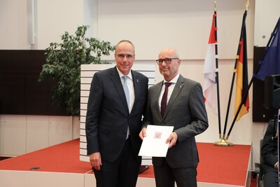 Polizeipräsident Roland Ullmann (r.) wurde von Peter Beuth (l.) in Ruhestand verabschiedet - <i>Foto: Innenministerium</i>