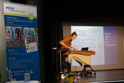 Musikalisch umrahmt wurde die Veranstaltung von Percussionist Lennart Grünhagen.