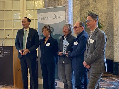 Staatssekretär Oliver Conz, Vorsitzende DGGL Hessen Petra Hirsch, Dipl.-Ing. Petra Bittkau, Prof. Dr.-Ing. Friedrich Bartfelder, Präsident des Bundesverbandes DGGL Prof. Dr. Stefan Schweizer. - <i>Foto: Stadt Hanau</i>