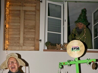 Witzisch: Den ersten Baum im Wettbewerb gestaltete ein Team von Hit Radio FFH. Er schaffte es sogar in eine Szene der Weihnachtserlebnisführung.