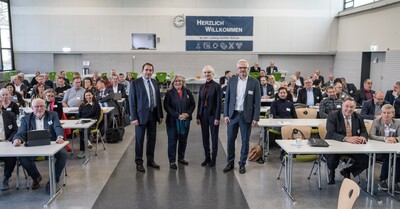 Kultusminister Prof Ralph A. Lorz, Ulrike Rüger, Leiterin des Großreferats Berufliche Bildung im Hessischen Kultusministerium, gemeinsam mit Annette Greilich, ehemalige Vorsitzende der AGD, und Friedhelm Walther, neu gewählter Vorsitzender der AGD