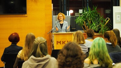 Dr. Anselma Lanzendörfer begrüßte die Gäste der Vernissage in Vertretung von Landrat Thorsten Stolz.
