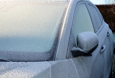 Bloß ein Guckloch freikratzen reicht nicht... - <i>Foto: ADAC Hessen-Thüringen e.V.</i>