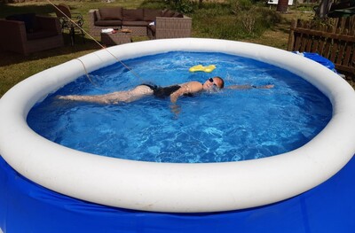 Katharina Knobloch am Zugseil im heimischen Gartenpool - <i>Foto: Privat</i>