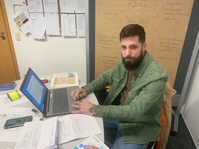 Vladimir Milovac unterstützt die Pflegeakademie bei der Umsetzung des neuen Angebotes. Der gebürtige Serbe hat die Kenntnisprüfung selbst absolvieren müssen, um in Deutschland arbeiten zu dürfen.