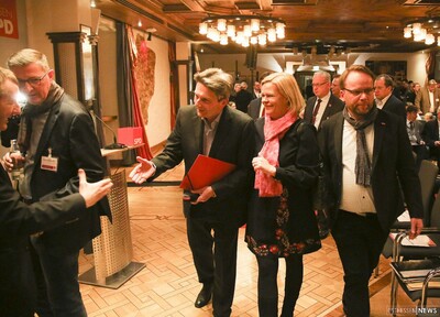 Nancy Feaser mit dem heutigen Bundestagsabgeordneten Dr. Rolf Mützenich (links) beim Hessengipfel im Jahr 2020