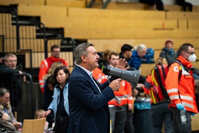 Ein großes Dankeschön geht an eine Vielzahl von Akteuren, die innerhalb gerade mal eines Tages eine außergewöhnliche Situation in der Stadt – ich kann es nicht anders sagen – hervorragend bewältigt haben, sagt Hanaus Oberbürgermeister Claus Kaminsky. - <i>Foto: 5VISION.NEWS</i>