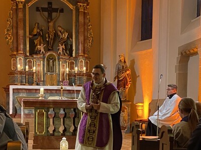 Pater André Kulla im Gottesdienst