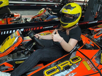 Er hat für seine Mädels komplett die Indoor-Kartbahn E-Drenalin in Langenselbold gemietet.