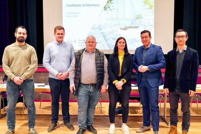 Sie informierten die Bürger über die Neugestaltung des Stadtplatzes (von links): Christian Ochs vom Bauamt Schlüchtern, Alexander Huwa und Christian Schaum von Jökel Bau, Sophia Abb von foundation 5+, Bürgermeister Matthias Möller und Yunbo Yang. - <i>Foto: Stadt Schlüchtern</i>