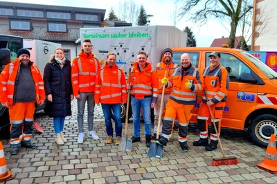 Projektkoordinator Fabian Zarnack (Dritter von links) kümmert sich mit einem Team der Stadt Schlüchtern rund um Anna-Lena Loos (Tourismus), Thomas Müller (Vierter von links, Bauamt) und Jürgen Baier (Fünfter von links, Bauhof) um einiger Projekte.