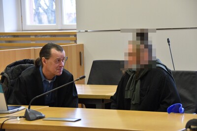 Die Angeklagte mit ihrem Verteidiger - <i>Foto: Moritz Pappert</i>