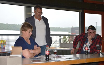 Günther Höhn (HKS Aufenau) in der Mitte unterstützt Jörg Lotz bei der Aktion 