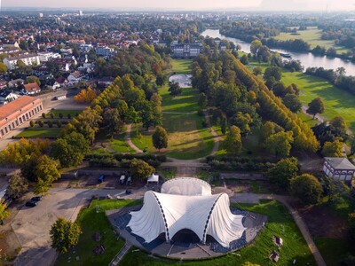 Das an prominenter Stelle am westlichen Ende des Schlossparks des Schlosses Philippsruhe gelegene Amphitheater wurde winterfest gemacht. Das Dach wurde entsprechend zurückgebaut und eingelagert.