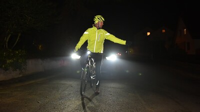 Wer mit dem Rad zur Arbeit oder in die Schule fährt, sollte regelmäßig die Beleuchtung am Fahrrad überprüfen.