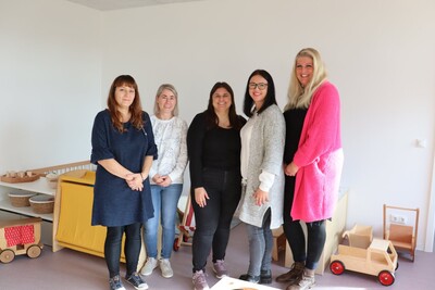 Simone Hahn-Beck (rechts) freut sich gemeinsam mit den Erzieherinnen Mirela Esmerovic, Eleni Chalastra und Svetlana Kahabka der U3-Gruppe und der U3-Reinigungskraft Marlena Ciach auf das neue Abenteuer.