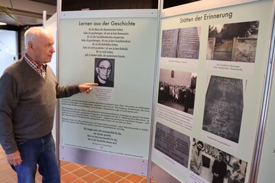 Erwin Hirchenhain, der ehemalige Vorsitzende des Erlenseer Geschichtsvereins erklärt die Details in der Ausstellung. Sie zeigt die schleichenden Entwicklungen und furchtbaren Geschehnisse der Judenverschleppung und deren Vernichtung in Erlensee.