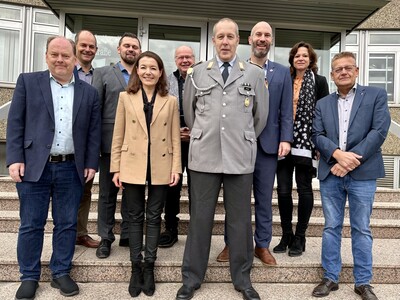 Ein Teil der Arbeitsgruppe besichtigt das Trainingsfeld des 1. FC Erlensee – wo im Sommer 2024 die drei Open-Air-Konzerte stattfinden.