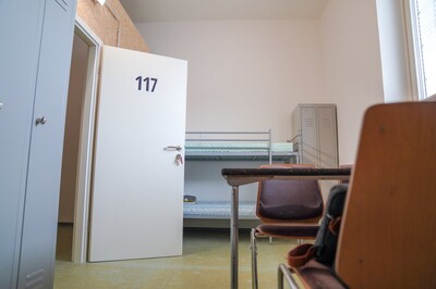 So sehen die Zimmer in der Notunterkunft im alten Postgebäude aus.
