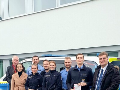 Der Rundgang an Heiligabend begann traditionell bei der Polizei. Hier bedankten sich Bürgermeisterin Monika Böttcher, Erster Stadtrat Karl-Heinz Kaiser und Stadtverordnetenvorsteher Martin Fischer für die gute Zusammenarbeit.