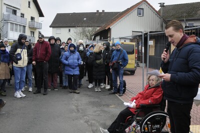 rechts im Bild: Stadtverordnetenvorsteher Jan Volkmann und die Initiatorin der Mahnwache, Angelika Silberling-Antoni 