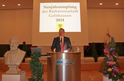 Freut sich über nahezu 400 Gäste beim ersten Neujahrsempfang nach fünfjähriger Pause: Gelnhausens neuer Bürgermeister Christian Litzinger. Empfang 2: Rück- und Ausblicke und die Politik spielen kaum eine Rolle: Philipp Reis steht im Vordergrund.