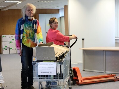 Die Stadtverwaltung zieht um: Das Hausmeister-Team Stefan Fornoff und Kerstin Reußwig leeren die Lagerräume und stellen brauchbare Büromaterialien zur kostenlosen Mitnahme im Eingangsbereich des Rathauses zur Verfügung.