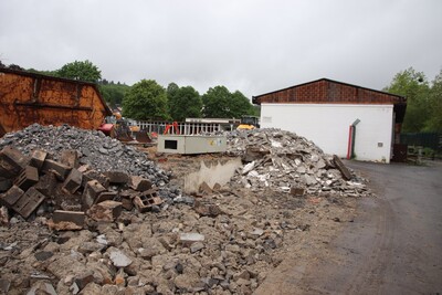 Derzeit bestimmen Bagger das Bild im Schlüchterner Freibad. Das Kassenhäuschen ist bereits abgerissen. Weitere Gebäude folgen in Kürze.  - <i>Foto: Stadt Schlüchtern</i>