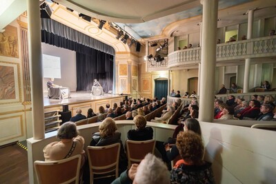 Das Comoedienhaus wird seit 1969 durchgehend bespielt, kann jedoch bedingt durch den Zustand der technischen Anlagen, deren Ersatzteilverfügbarkeit und aus Brandschutzaspekten über den Sommer 2025 hinaus nicht betriebssicher betrieben werden. - <i>Archivfoto: Stadt Hanau/digitalnaturals</i>