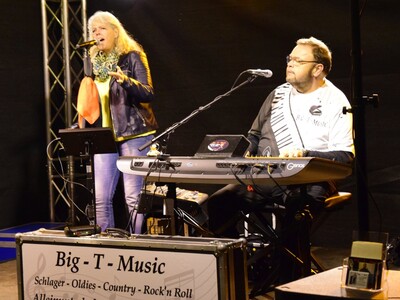 „Big T“ sorgt mit charmanter Begleitung am Sonntag für die musikalische Unterhaltung. - <i>Foto: privat</i>